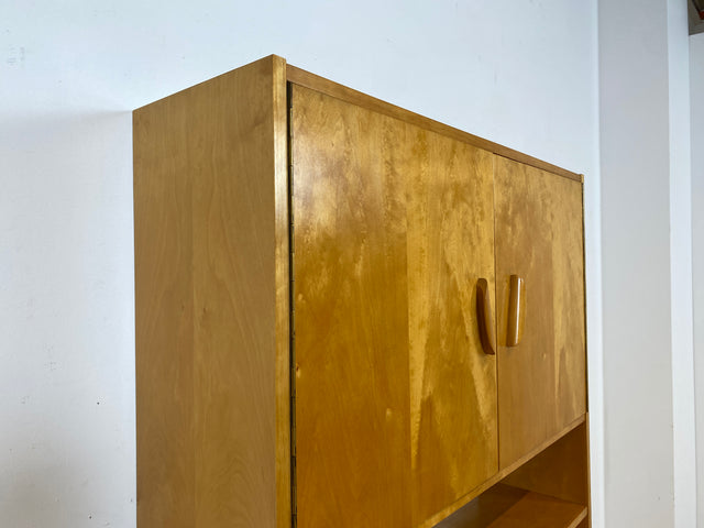 Stilvolles helles Mid-Century Highboard aus vollem Holz in Birke mit hübschen Holzgriffen