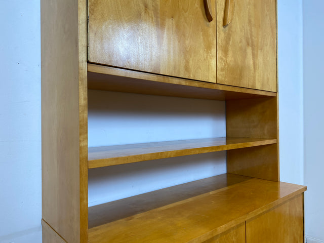 Stilvolles helles Mid-Century Highboard aus vollem Holz in Birke mit hübschen Holzgriffen