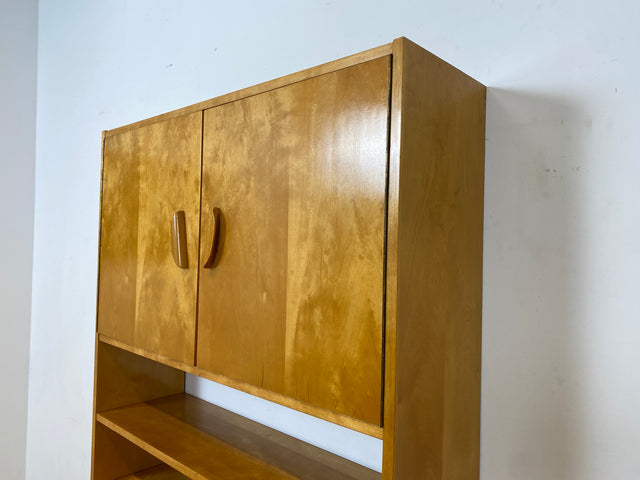 Stilvolles helles Mid-Century Highboard aus vollem Holz in Birke mit hübschen Holzgriffen