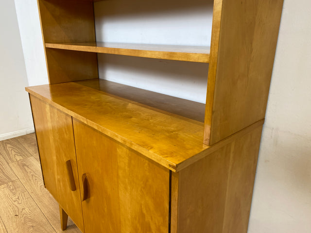 Stilvolles helles Mid-Century Highboard aus vollem Holz in Birke mit hübschen Holzgriffen