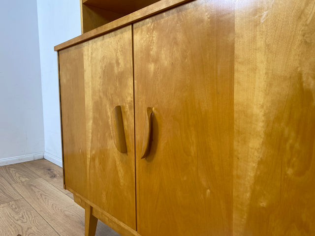Stilvolles helles Mid-Century Highboard aus vollem Holz in Birke mit hübschen Holzgriffen