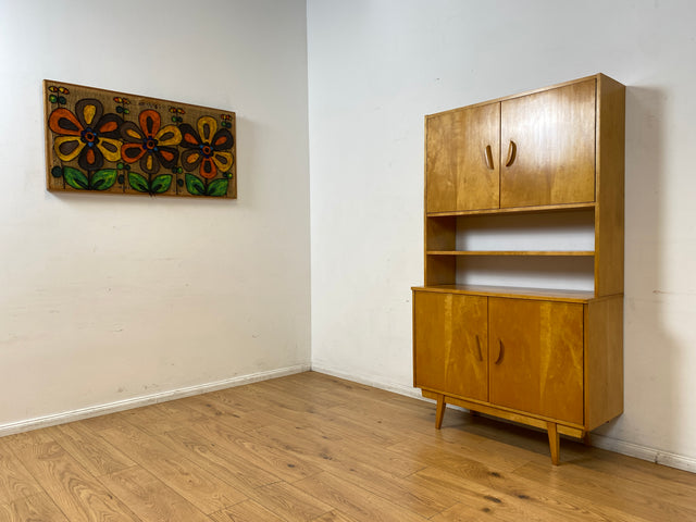 Stilvolles helles Mid-Century Highboard aus vollem Holz in Birke mit hübschen Holzgriffen