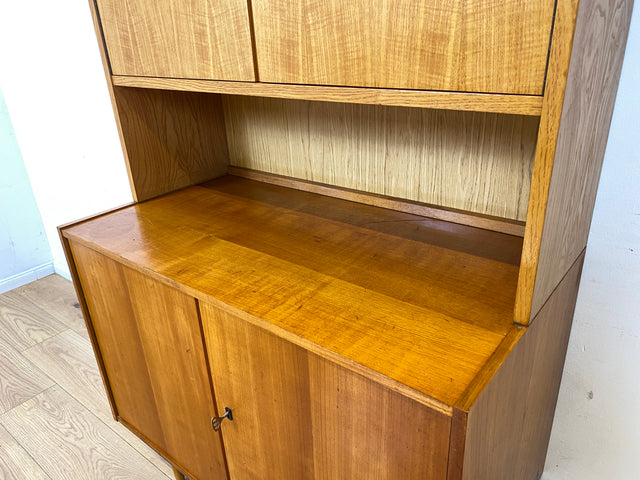 WMK I Stilvolles helles Mid-Century Highboard aus 1962 I Vollholz in Kirsche I Schrank Bücherschrank Wohnzimmerschrank Kommode Sideboard Bücherschrank 60er Vintage DDR Retro I