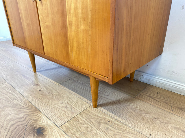 WMK I Stilvolles helles Mid-Century Highboard aus 1962 I Vollholz in Kirsche I Schrank Bücherschrank Wohnzimmerschrank Kommode Sideboard Bücherschrank 60er Vintage DDR Retro I