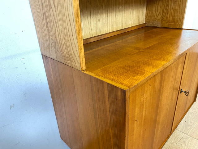 WMK I Stilvolles helles Mid-Century Highboard aus 1962 I Vollholz in Kirsche I Schrank Bücherschrank Wohnzimmerschrank Kommode Sideboard Bücherschrank 60er Vintage DDR Retro I