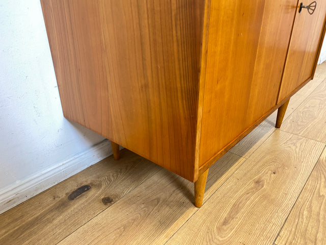 WMK I Stilvolles helles Mid-Century Highboard aus 1962 I Vollholz in Kirsche I Schrank Bücherschrank Wohnzimmerschrank Kommode Sideboard Bücherschrank 60er Vintage DDR Retro I