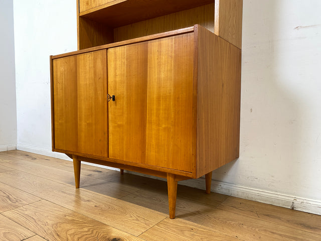 WMK I Stilvolles helles Mid-Century Highboard aus 1962 I Vollholz in Kirsche I Schrank Bücherschrank Wohnzimmerschrank Kommode Sideboard Bücherschrank 60er Vintage DDR Retro I