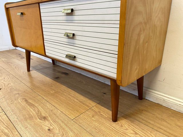 WMK I Stilvolles helles Mid-Century Lowboard mit Schubladen, Glasablage und Messinggriffen I