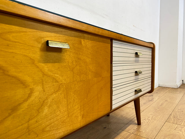 WMK I Stilvolles helles Mid-Century Lowboard mit Schubladen, Glasablage und Messinggriffen I