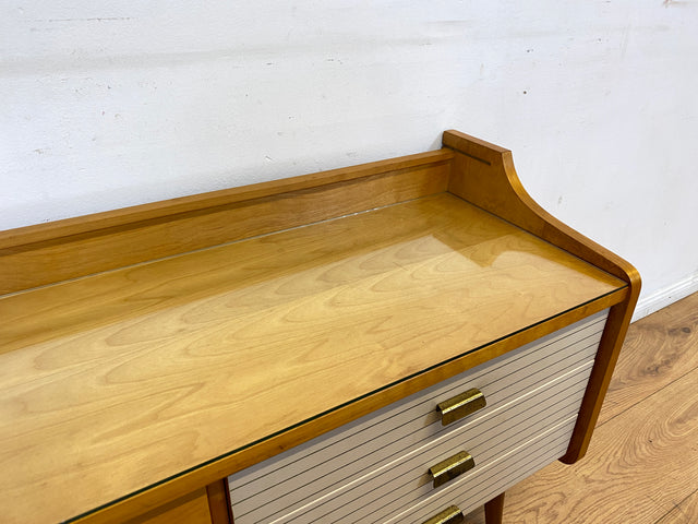 WMK I Stilvolles helles Mid-Century Lowboard mit Schubladen, Glasablage und Messinggriffen I