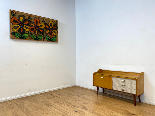 WMK I Stilvolles helles Mid-Century Lowboard mit Schubladen, Glasablage und Messinggriffen I