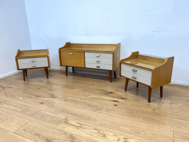 WMK I Stilvolles helles Mid-Century Lowboard mit Schubladen, Glasablage und Messinggriffen I