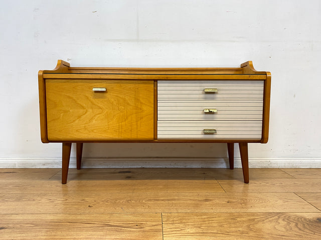 WMK I Stilvolles helles Mid-Century Lowboard mit Schubladen, Glasablage und Messinggriffen I