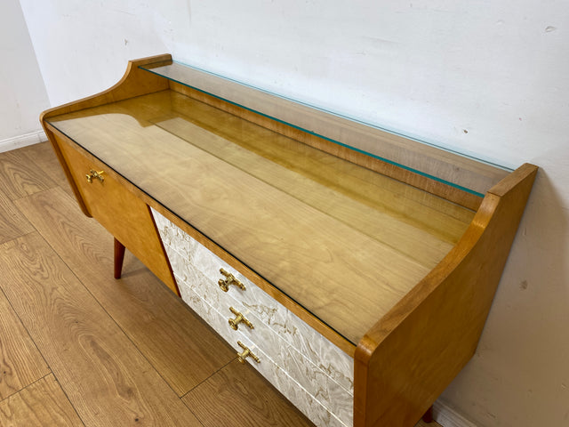 WMK I Formschönes helles Mid-Century Lowboard mit Schubladen, Glasablage und Messinggriffen I