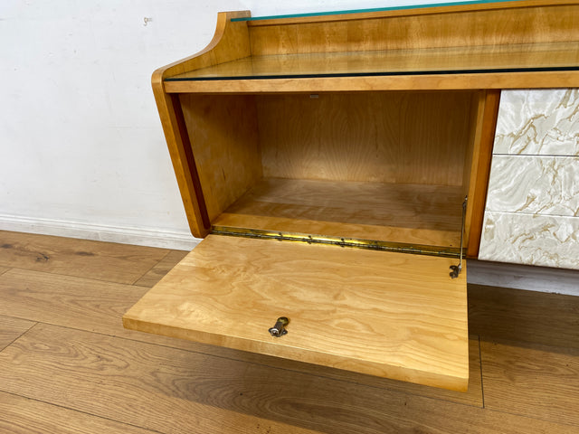 WMK I Formschönes helles Mid-Century Lowboard mit Schubladen, Glasablage und Messinggriffen I