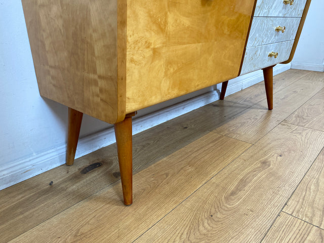 WMK I Formschönes helles Mid-Century Lowboard mit Schubladen, Glasablage und Messinggriffen I