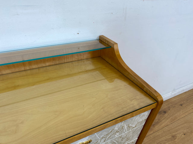 WMK I Formschönes helles Mid-Century Lowboard mit Schubladen, Glasablage und Messinggriffen I