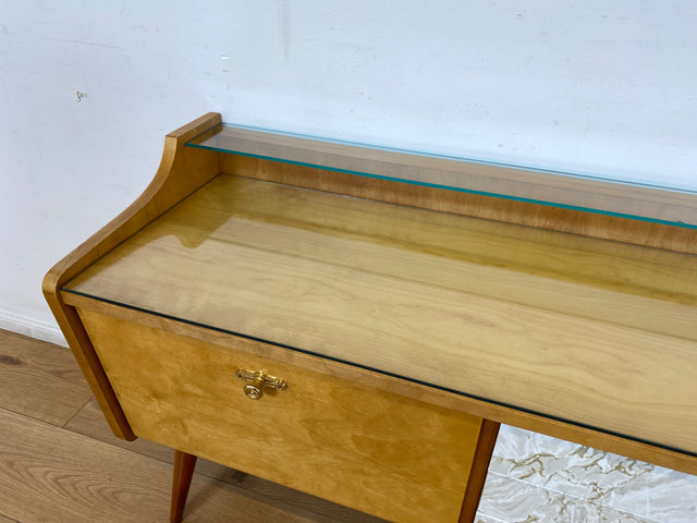 WMK I Formschönes helles Mid-Century Lowboard mit Schubladen, Glasablage und Messinggriffen I