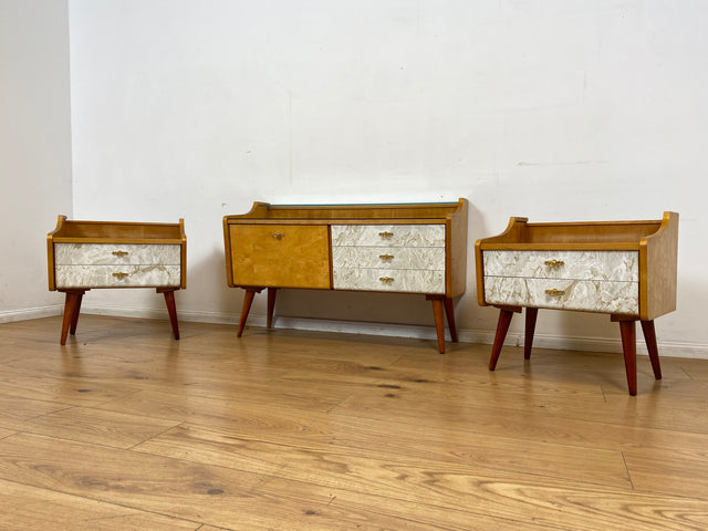 WMK I Formschönes helles Mid-Century Lowboard mit Schubladen, Glasablage und Messinggriffen I
