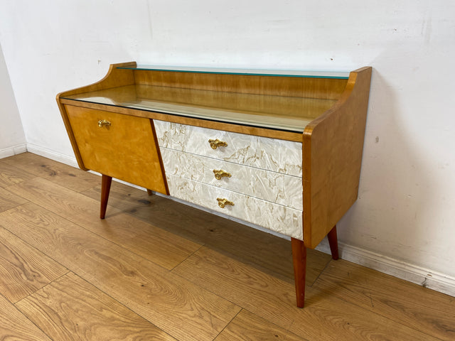 WMK I Formschönes helles Mid-Century Lowboard mit Schubladen, Glasablage und Messinggriffen I