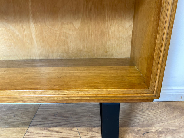 Schönes helles Mid-Century Regal , Vollholz, mit verstellb. Regalböden & neuen Metallfüßen I Holzregal Bücherregal Bücherschrank Küchenregal Regalwand Vintage Retro 60er I