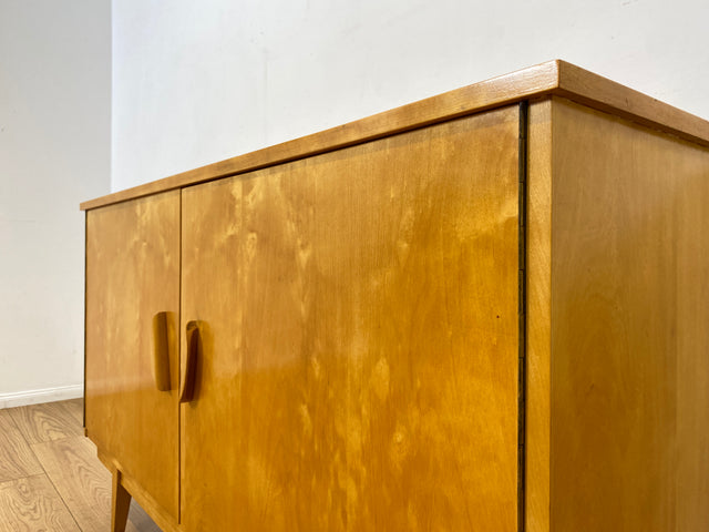 Stilvolles helles Mid-Century Sideboard aus vollem Holz in Birke mit hübschen Holzgriffen