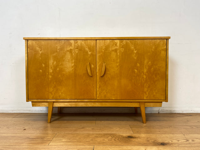 Stilvolles helles Mid-Century Sideboard aus vollem Holz in Birke mit hübschen Holzgriffen