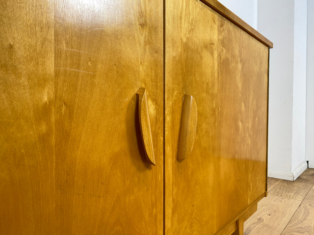 Stilvolles helles Mid-Century Sideboard aus vollem Holz in Birke mit hübschen Holzgriffen