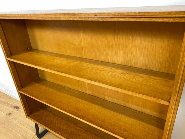 Schönes helles Mid-Century Regal , Vollholz, mit verstellb. Regalböden & neuen Metallfüßen