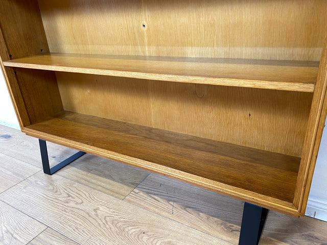 Schönes helles Mid-Century Regal , Vollholz, mit verstellb. Regalböden & neuen Metallfüßen