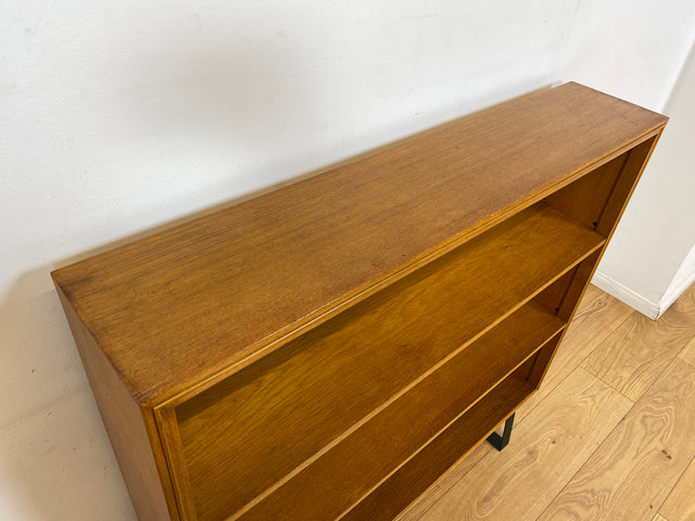 Schönes helles Mid-Century Regal , Vollholz, mit verstellb. Regalböden & neuen Metallfüßen