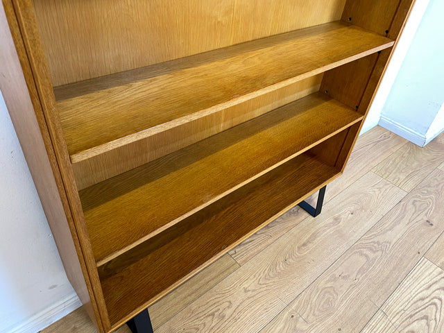 Schönes helles Mid-Century Regal , Vollholz, mit verstellb. Regalböden & neuen Metallfüßen