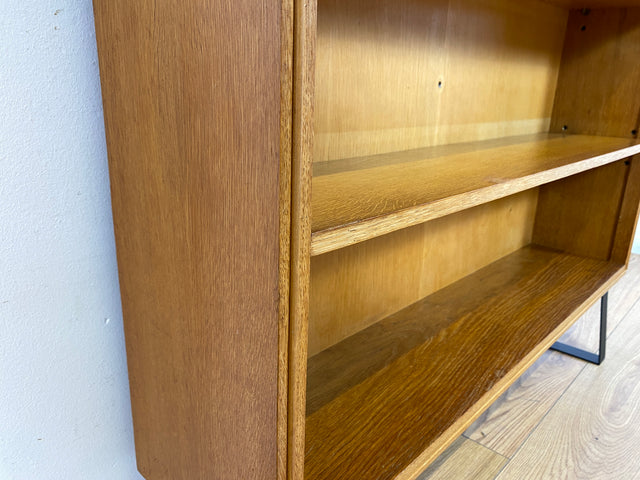 Schönes helles Mid-Century Regal , Vollholz, mit verstellb. Regalböden & neuen Metallfüßen