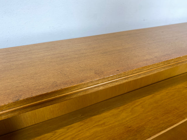 Schönes helles Mid-Century Regal , Vollholz, mit verstellb. Regalböden & neuen Metallfüßen