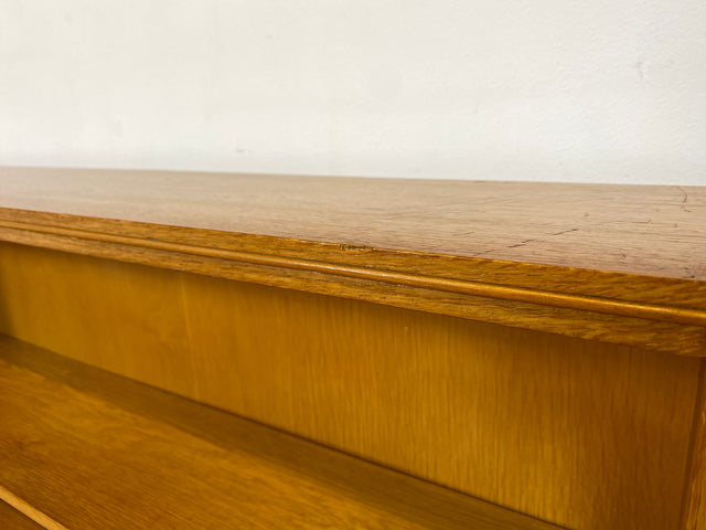 Schönes helles Mid-Century Regal , Vollholz, mit verstellb. Regalböden & neuen Metallfüßen