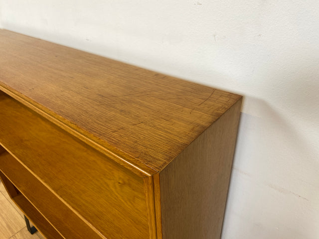 Schönes helles Mid-Century Regal , Vollholz, mit verstellb. Regalböden & neuen Metallfüßen