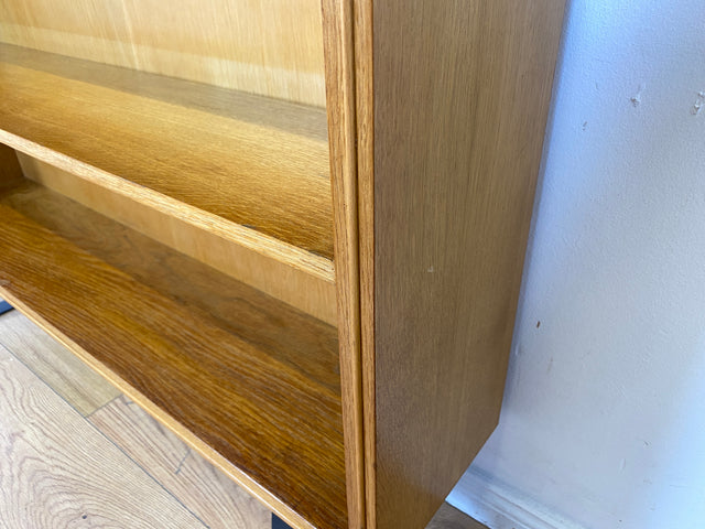 Schönes helles Mid-Century Regal , Vollholz, mit verstellb. Regalböden & neuen Metallfüßen