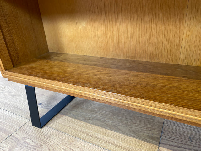 Schönes helles Mid-Century Regal , Vollholz, mit verstellb. Regalböden & neuen Metallfüßen
