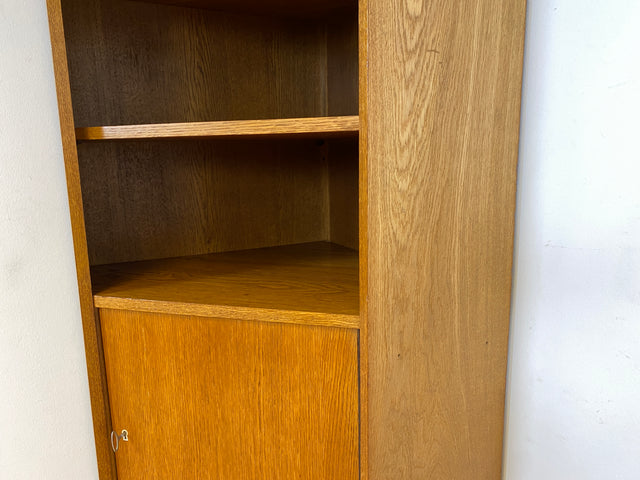 WMK I Hochwertiger hoher Mid-Century Eckschrank I Vollholz in Eiche I mit verstell. Regalböden I Eckregal Highboard Bücherschrank Büchervitrine Regalwand Regal Wohnwand Vintage 50er 60er I