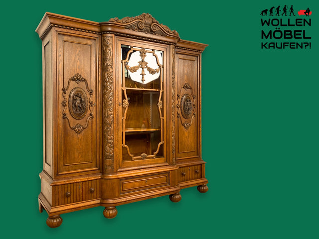 WMK I Imposanter und sehr gut erhaltener antiker Wohnzimmerschrank aus handverzierter Eiche
