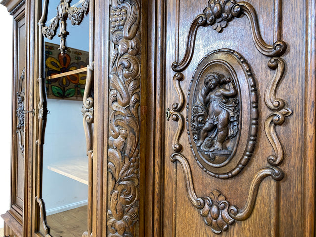 WMK I Imposanter und sehr gut erhaltener antiker Wohnzimmerschrank aus handverzierter Eiche