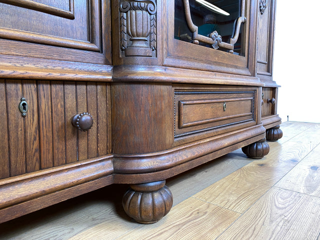 WMK I Imposanter und sehr gut erhaltener antiker Wohnzimmerschrank aus handverzierter Eiche