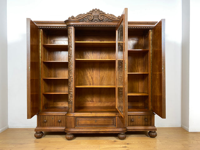 WMK I Imposanter und sehr gut erhaltener antiker Wohnzimmerschrank aus handverzierter Eiche