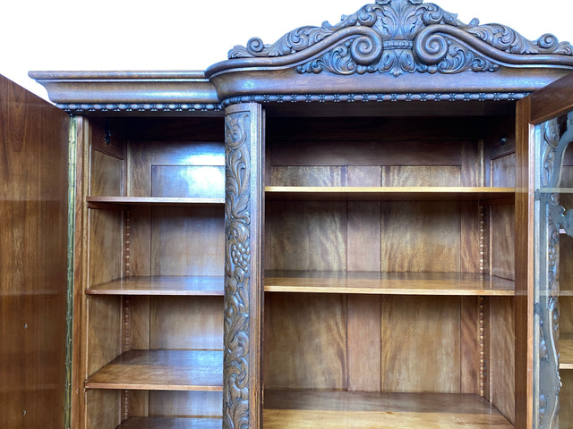 WMK I Imposanter und sehr gut erhaltener antiker Wohnzimmerschrank aus handverzierter Eiche
