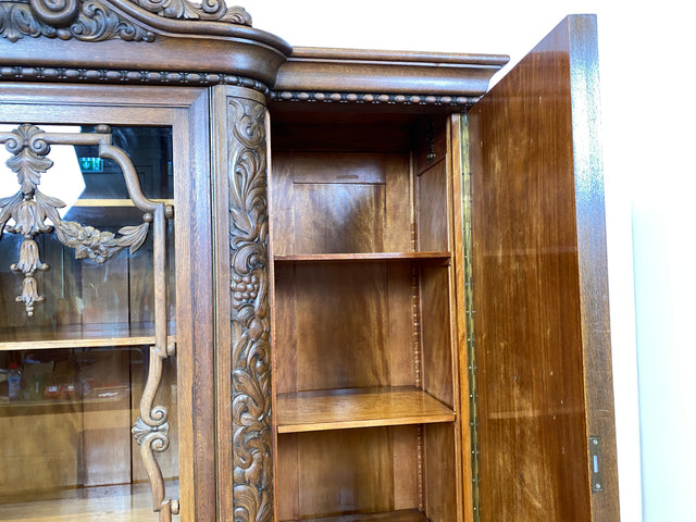 WMK I Imposanter und sehr gut erhaltener antiker Wohnzimmerschrank aus handverzierter Eiche