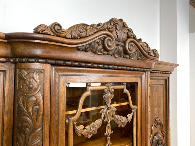 WMK I Imposanter und sehr gut erhaltener antiker Wohnzimmerschrank aus handverzierter Eiche
