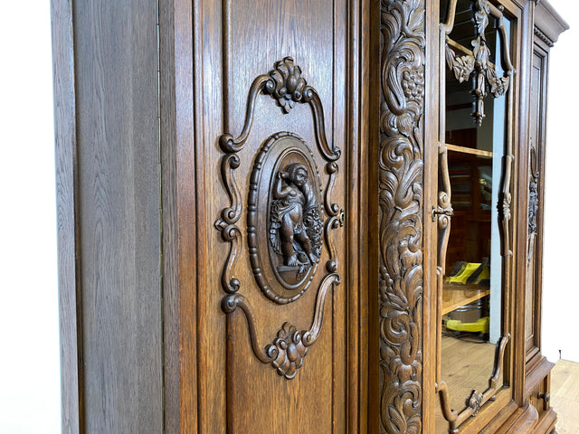 WMK I Imposanter und sehr gut erhaltener antiker Wohnzimmerschrank aus handverzierter Eiche