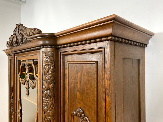 WMK I Imposanter und sehr gut erhaltener antiker Wohnzimmerschrank aus handverzierter Eiche