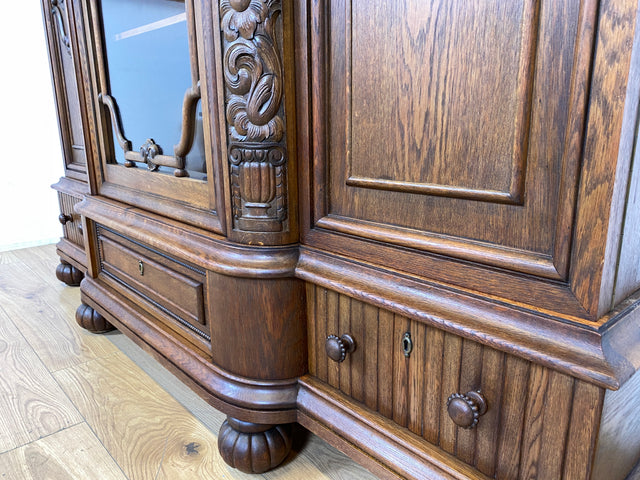 WMK I Imposanter und sehr gut erhaltener antiker Wohnzimmerschrank aus handverzierter Eiche
