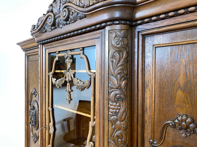 WMK I Imposanter und sehr gut erhaltener antiker Wohnzimmerschrank aus handverzierter Eiche